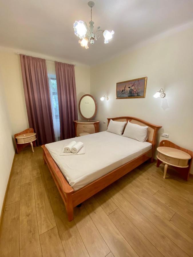 Yaroslav Osmomysl Square Apartments Lviv Exterior foto
