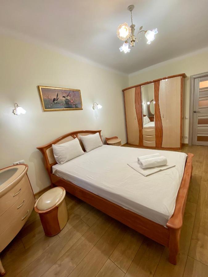 Yaroslav Osmomysl Square Apartments Lviv Exterior foto