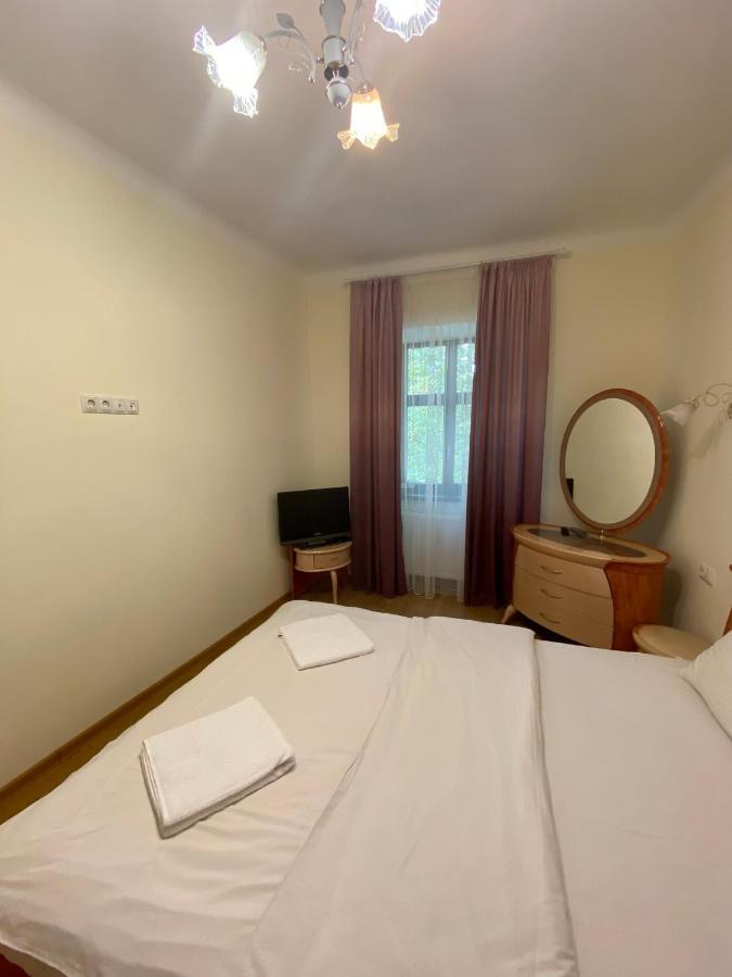 Yaroslav Osmomysl Square Apartments Lviv Exterior foto